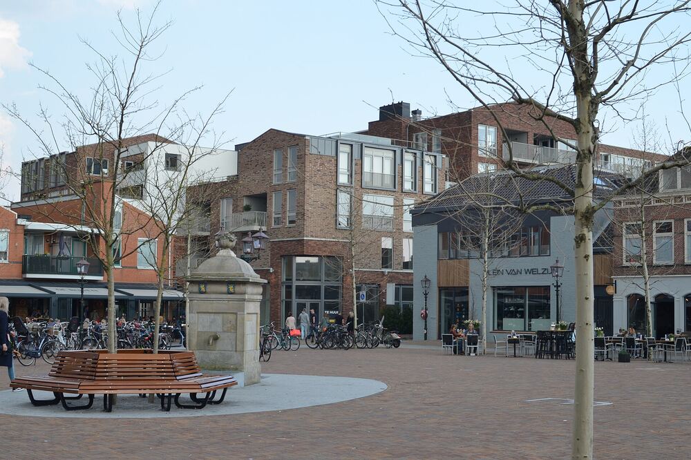 Het Marktplein van 's-Gravenzande met terrassen en winkels rond een open plein